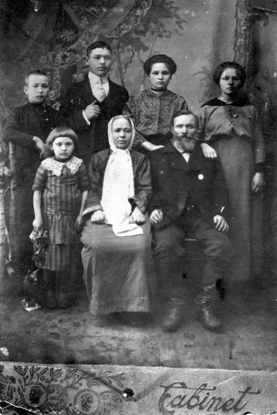 Дзед Міхайла і бабуля Соф'я з дзецьмі, маці — восем гадоў (першая злева). 1916 г.