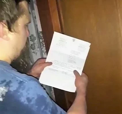 Денис Якубович читает бумагу, полученную в ответ на его жалобу. Скрин из видео.