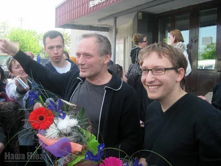  Andrej Dźmitryjeŭ i Uładzimir Niaklajeŭ paśla vyzvaleńnia z-pad aryštu ŭ mai 2010.