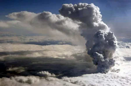  Падчас вывяржэння вулкану попел падымаўся на вышыню 6 км.
