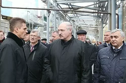 Лукашэнка падчас наведвання «Барысаўдрэва», гендырэктар — злева, фота БелТА