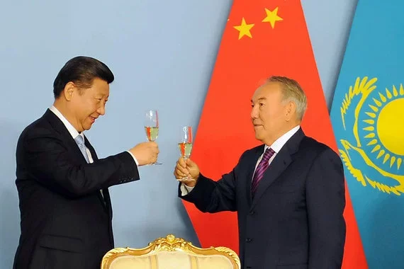 Председателю КНР Си Цзиньпину и президенту Казахстана Нурсултану Назарбаеву есть что праздновать: товарооборот между странами за 10 лет вырос в 4 раза. Фото Ilyas Omarov / AFP
