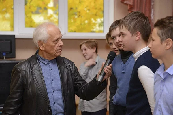 Уладзімір Ліпскі са школьнікамі, фота газеты «Звязда»