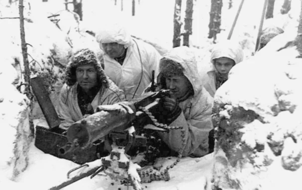 Фінскія кулямётчыкі сустракаюць братоў з Усходу.