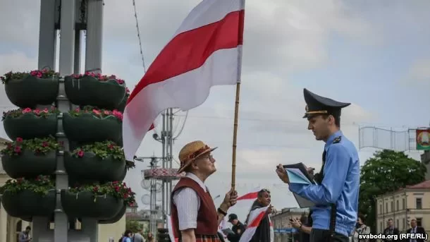 Нина Богинская на акции «Проспект национального флага» 14 мая в Минске, фото Радио «Свабода»