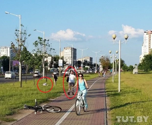 Это фото Василию Демидовичу прислали очевидцы произошедшего. На нем виден человек с битой, который идет к велосипеду, и пешеход, который лежит на траве (слева).