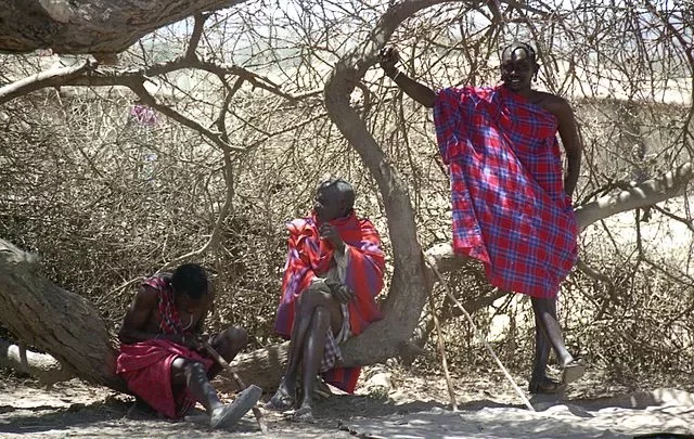 Мужчины племени масаи в своей деревне в Кении