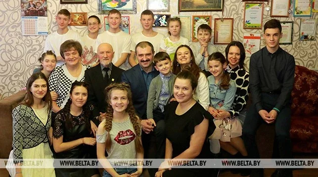 Віктар Лукашэнка (ў цэнтры), направа ад яго — Яраслаў, Вікторыя, Валерыя, жонка Лілія і Аляксандр.