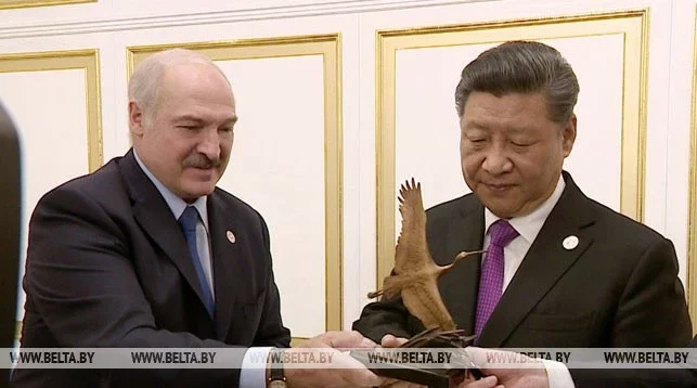 Аляксандр Лукашэнка і Сі Цзіньпін падчас абмену падарункамі