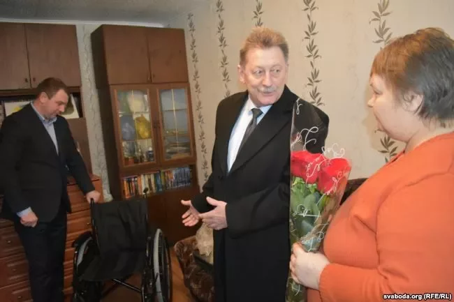 Украінскі пасол Ігар Кізім перадае вазок Ніне Жызнеўскай