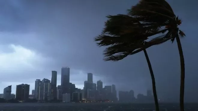 Прыкметы ўрагану пачалі адчувацца ў Маямі