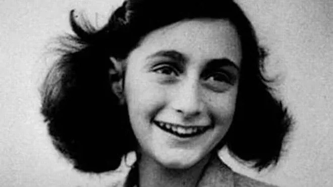 Анна Франк - еврейская девочка, которая погибла в 16 лет в концлагере. Три года она скрывалась от ареста нацистов и вела дневник, который после войны стал всемирно известным.