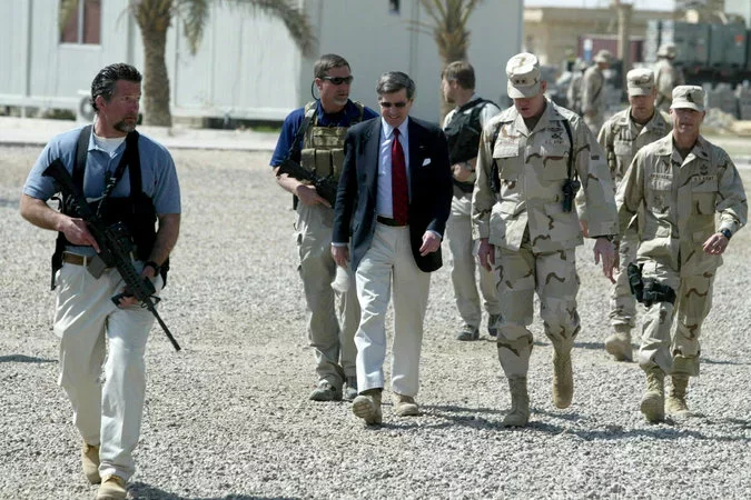 Кантрактнікі з Blackwater ахоўваюць Пола Брэмера, кіраўніка часовай амерыканскай адміністрацыі ў Іраку, март 2004 года.