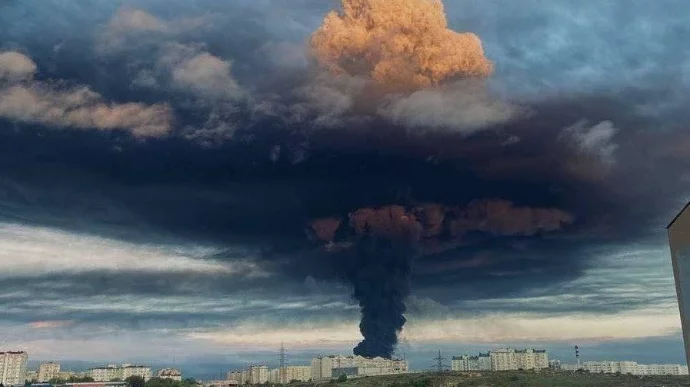 Гигантский пожар в Севастополе. Украинский беспилотник уничтожил резервуары на армейской нефтебазе
