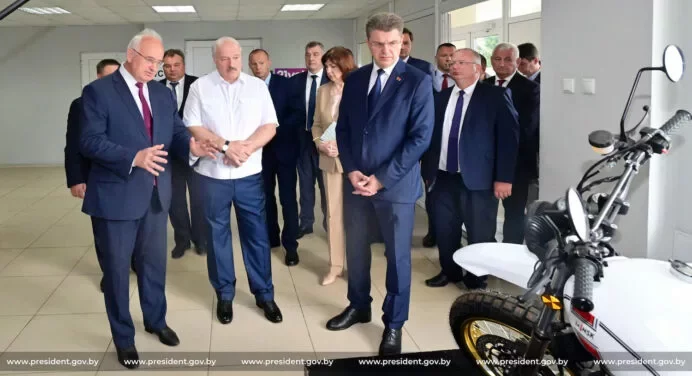 Ладутько показывает Лукашенко мотоцикл, который впоследствии вызвал гнев политика
