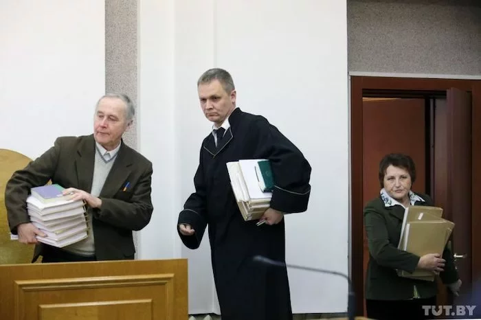 В центре — судья Петр Орлов. Фото: Tut.by