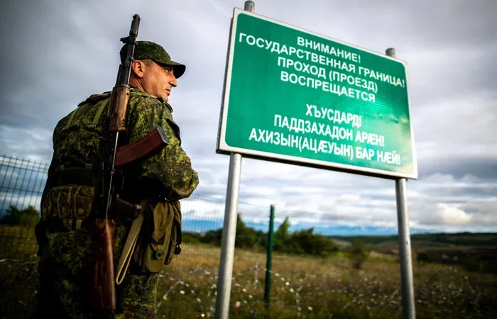 На границе непризнанной республики. Фото Сергея Бобылева / ТАСС