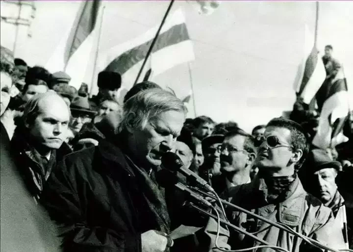 Васіль Быкаў выступае на Дні Волі — 1996