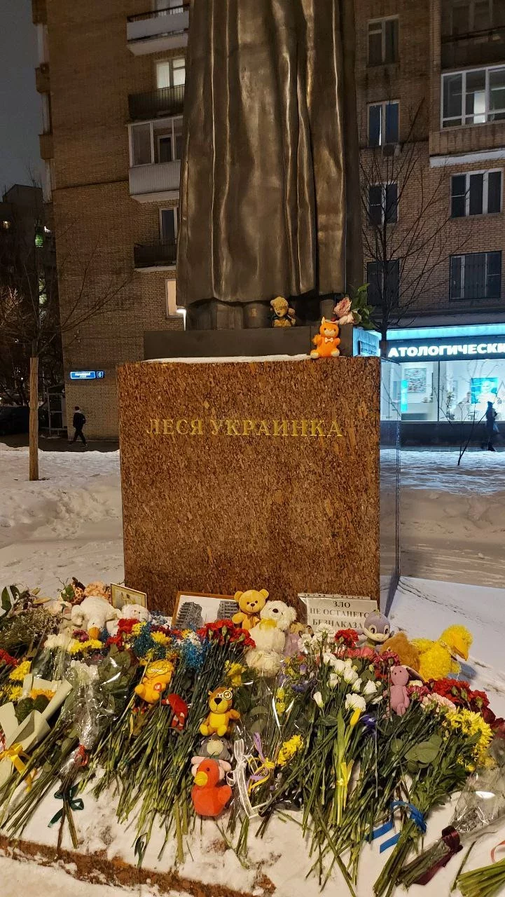 Stychijny miemaryjał u Maskvie kala pomnika Lesi Ukrainki. Fota: t.me/PlushevChannel