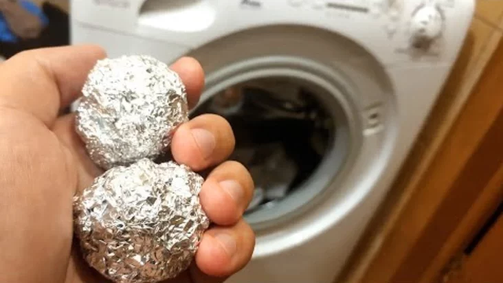 шарыкі з фольгі ў пральнай машыне шарики из фольги в стиральной машине foil balls in the washing machine 