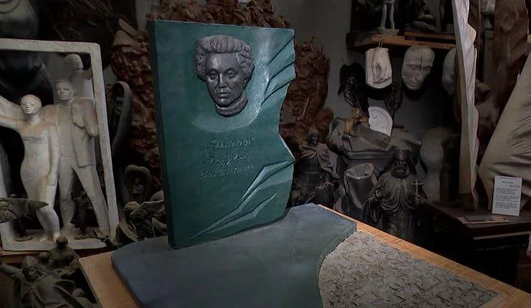 Эскизный вариант надгробного памятника Змитроку Бядуле. Скриншот из видеорепортажа ОНТ
