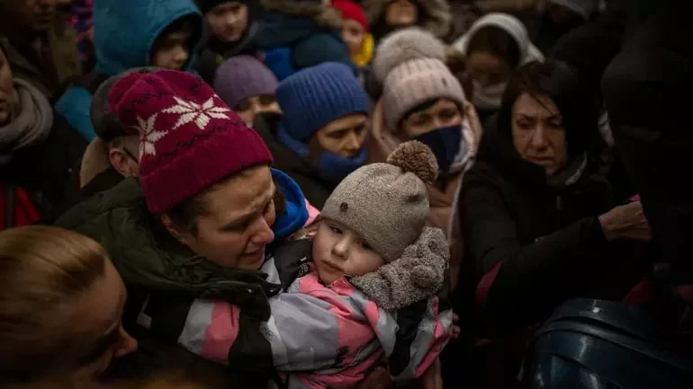 Žančyny ź dziećmi na čyhunačnym vakzale ŭ Kijevie. Fota: AP 