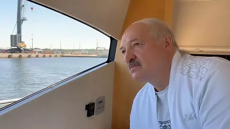 Лукашэнка аглядае месца для будаўніцтва порта ў Пецярбургу. Фота: president.gov.by