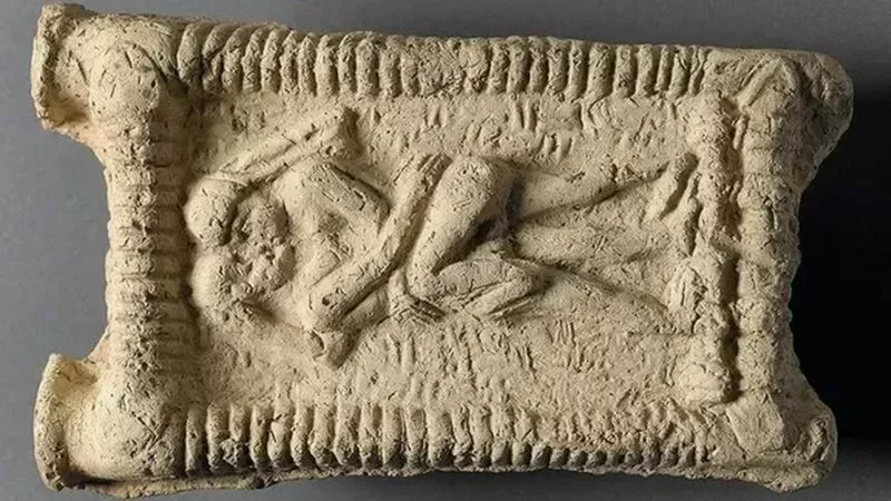 Эта глиняная табличка из Древней Месопотамии показывает, что поцелуй в губы являлся для жителей этих земель частью интимной близости. Фото: Университет Копенгагена