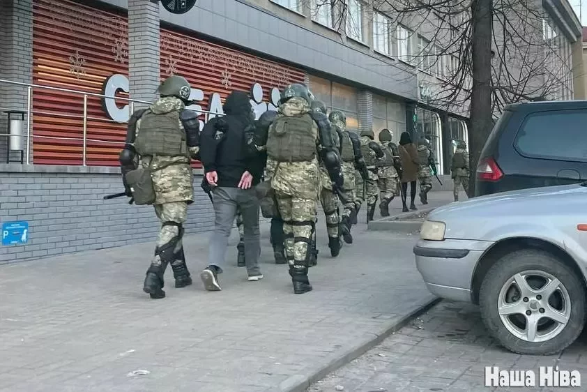 Лукашисты ведут задержанных за антивоенный протест. Минск, февраль 2022