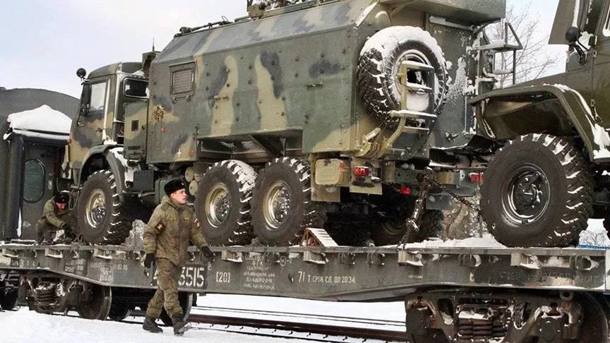 Российская военная техника на железнодорожной платформе