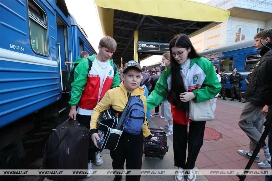 Привезенный украинский мальчик на минском железнодорожном вокзале. Фото: БелТА