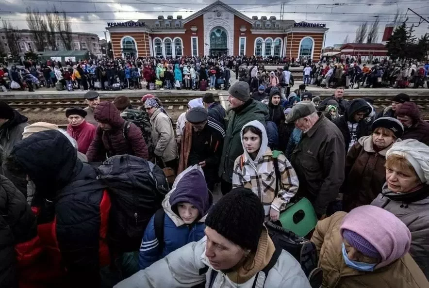 Вот так выглядит переполненный вокзал города Краматорск в Донецкой области. Люди бегут на Запад перед угрозой на этом направлении усиления российского наступления с перспективой присоединения к »ДНР»