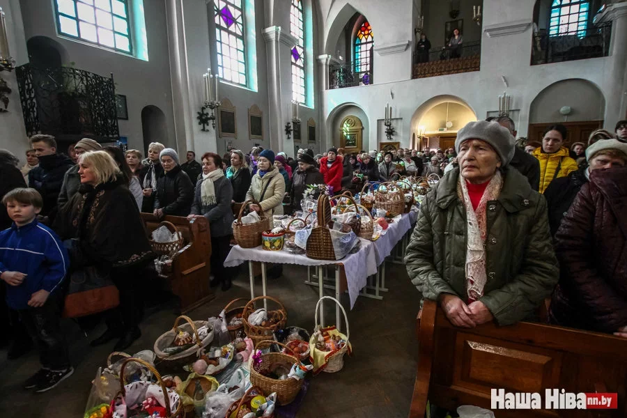 Освящение пасхальной пищи на Пасху в 2016 году в минском костеле Святого Роха. Фото Сергея Гудилина.