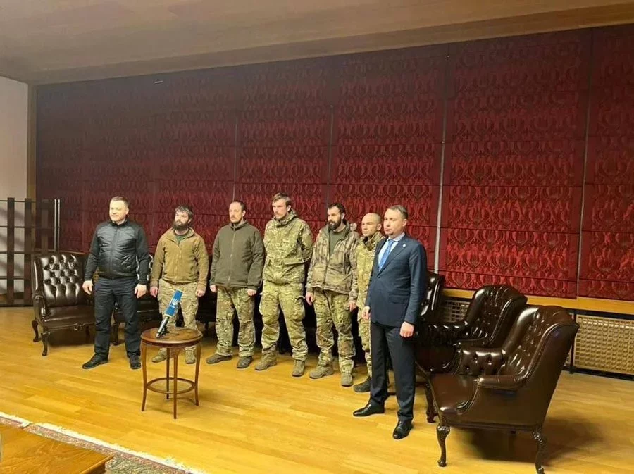 Освобожденные азовцы, уставшие, но уверенные в себе, в прямом эфире поговорили с президентом Владимиром Зеленским