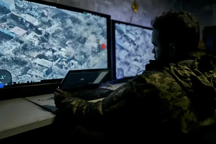 Солдат ВСУ смотрит видео с дрона в реальном времени в подземном центре управления в Бахмуте, Донецкая область. 25 декабря 2022 года. Фото: Libkos / AP / Scanpix / LETA