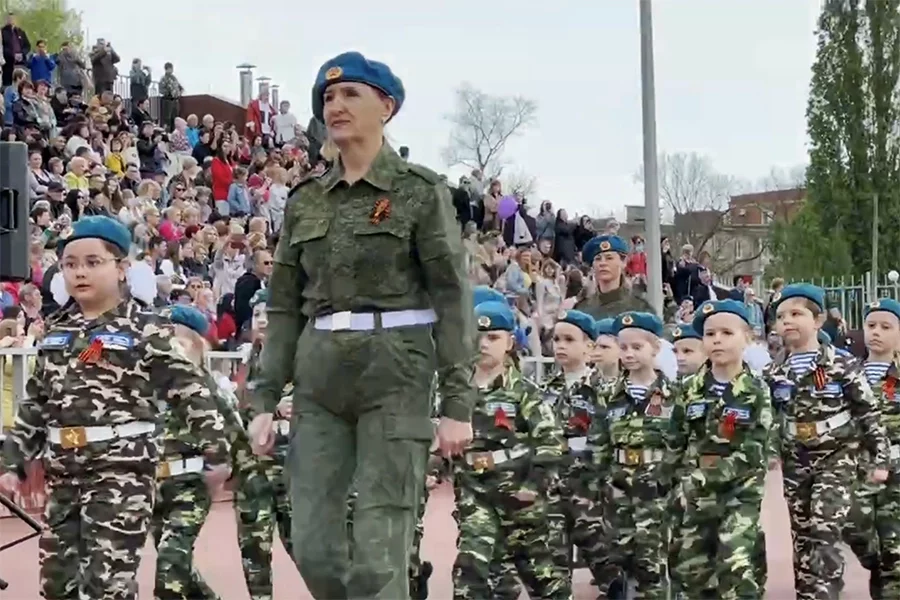 Скриншот из опубликованных видео с парада с детьми в российском Ейске
