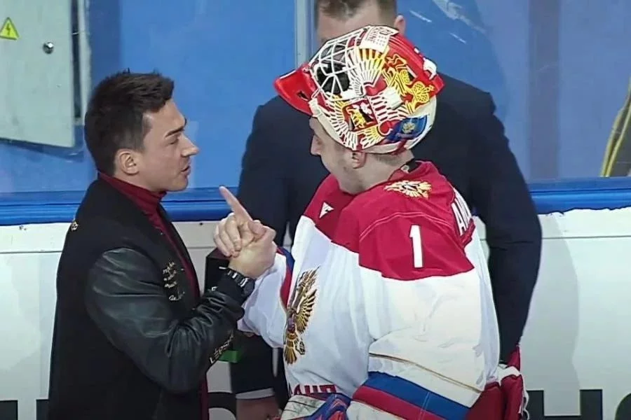 Дмитрий Басков и российский хоккеист во время скандального награждения