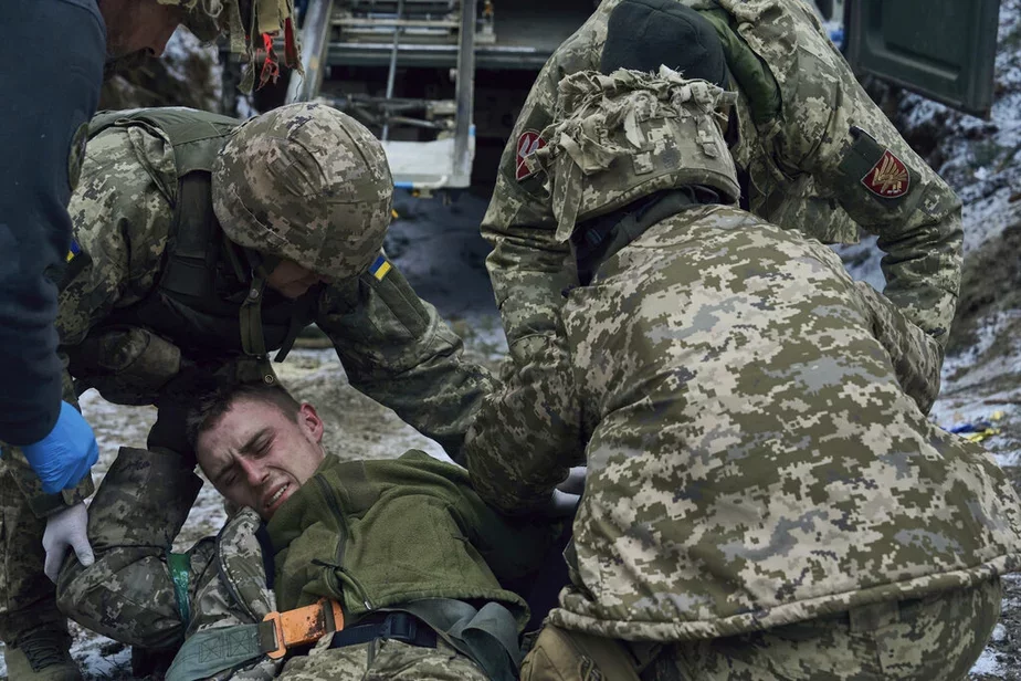Раненный украинский военнослужащий. Фото: Libkos / AP