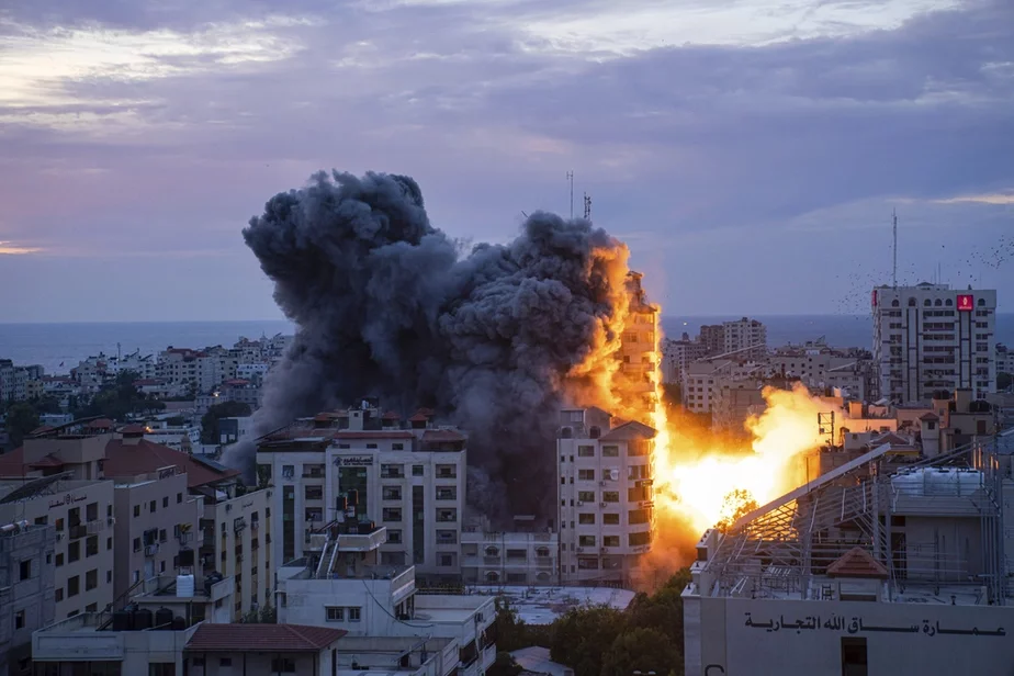 Израильский удар по Газе. Фото: AP Photo / Fatima Shbair