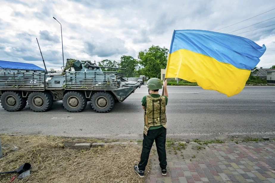 Мальчик размахивает украинским флагом, когда бронетранспортер украинской армии направляется к Бахмутской линии фронта в Славянске, 27 июня 2023 г. Фото: Celestino Arce NurPhoto via Getty Images