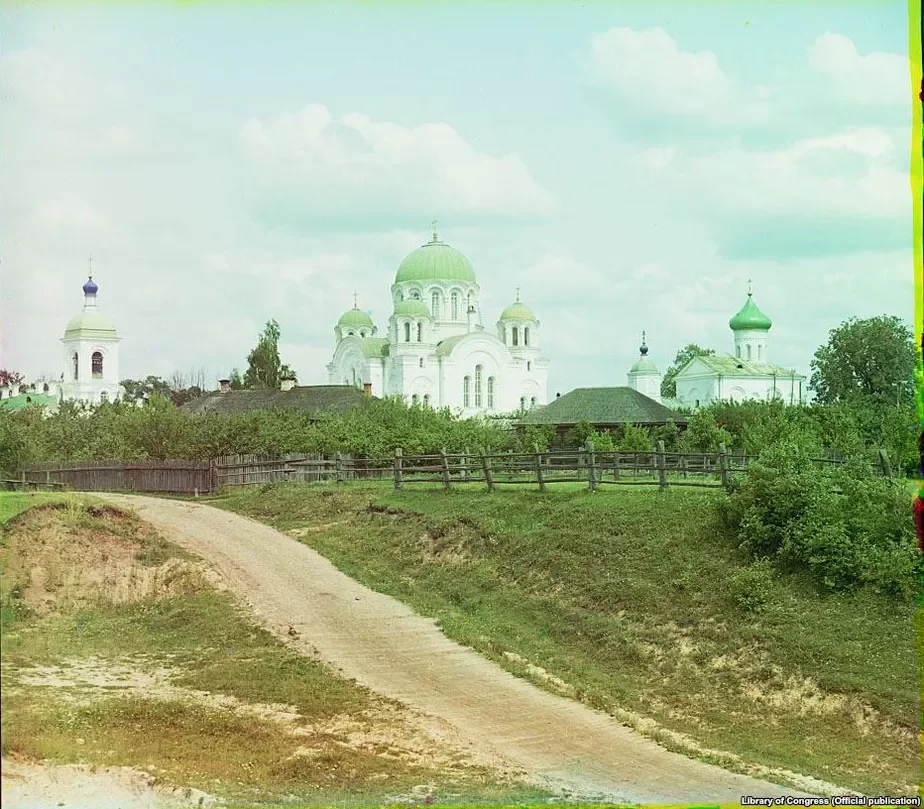 Горад Полацк, Спаса-Еўфрасіннеўскі жаночы манастыр, выгляд з поўдня. Цяпер у гэтага будынка дах цёмна-шэрага колеру