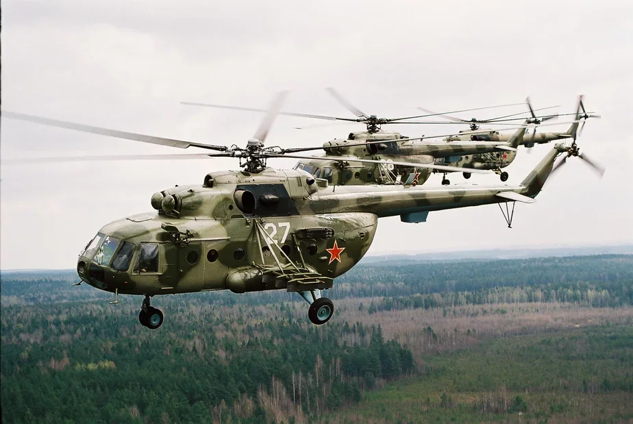 Viertaloty Mi-8 mielisia brać udzieł u paradzie 9 maja ŭ Minsku