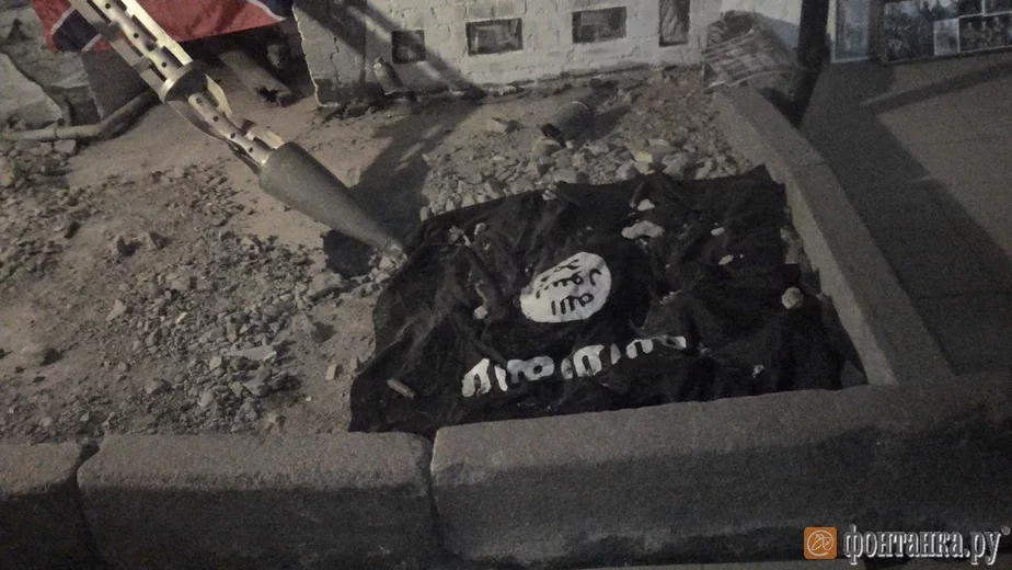 Трофейный флаг террористической организации «Исламское государство» в «Музее Новороссии» в Петербурге. Фото: Денис Коротков