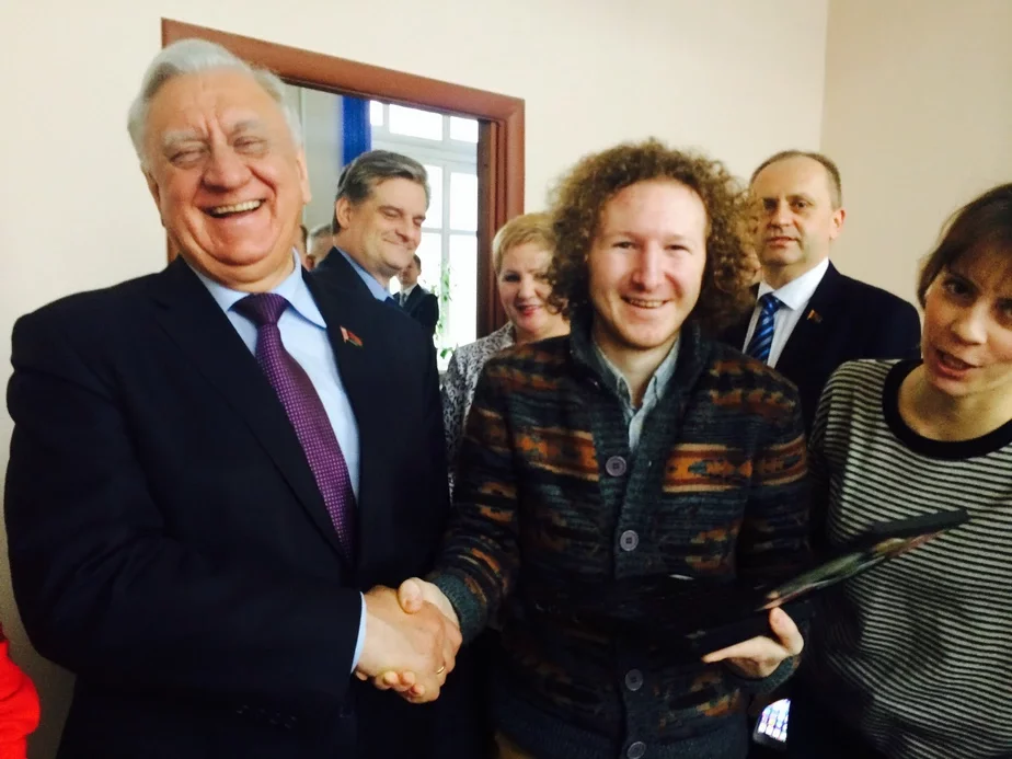 Павел (в центре) пожимает руку Михаилу Мясниковичу в редакции Kyky.org.