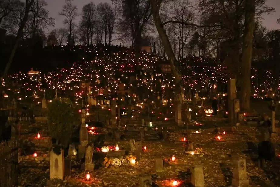 Так минувшей ночью выглядело кладбище Росы в Вильнюсе. Фото Кирилла Атаманчика.