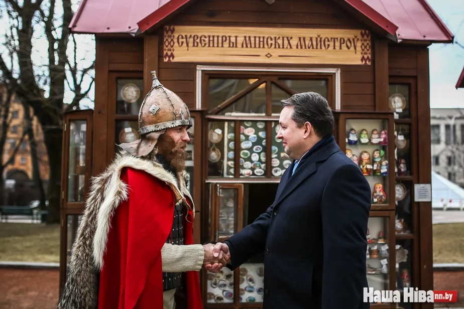 Председатель Минского горисполкома Андрей Шорец приветствует реконструктора в костюме викинга времен битвы на Немиге.