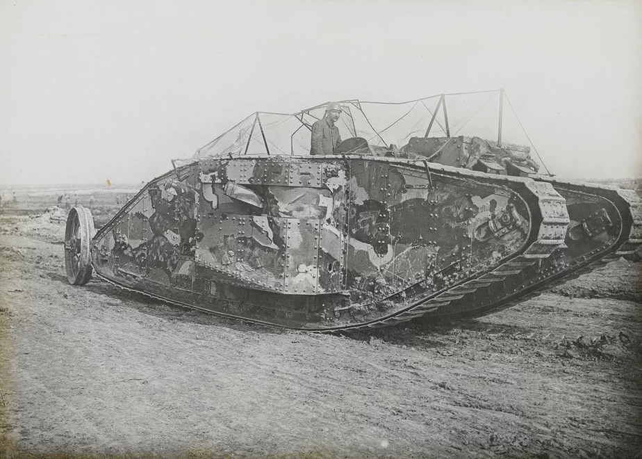Брытанскі танк Першай сусветнай вайны Mark I падчас выпрабаванняў.