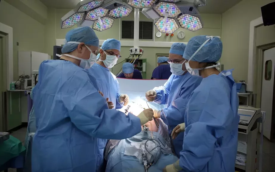 Хирурги во время проведения операции. Фото: Christopher Furlong