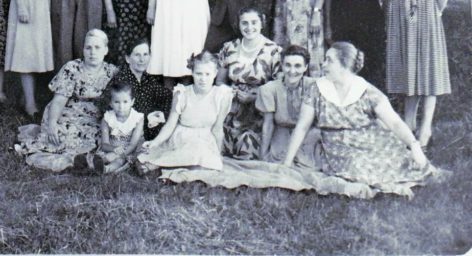 Міхля Сінаеўна — канечне ж, у цэнтры, сярод мінчанак на Старажоўцы, 1950-я гады. З сямейнага архіва
