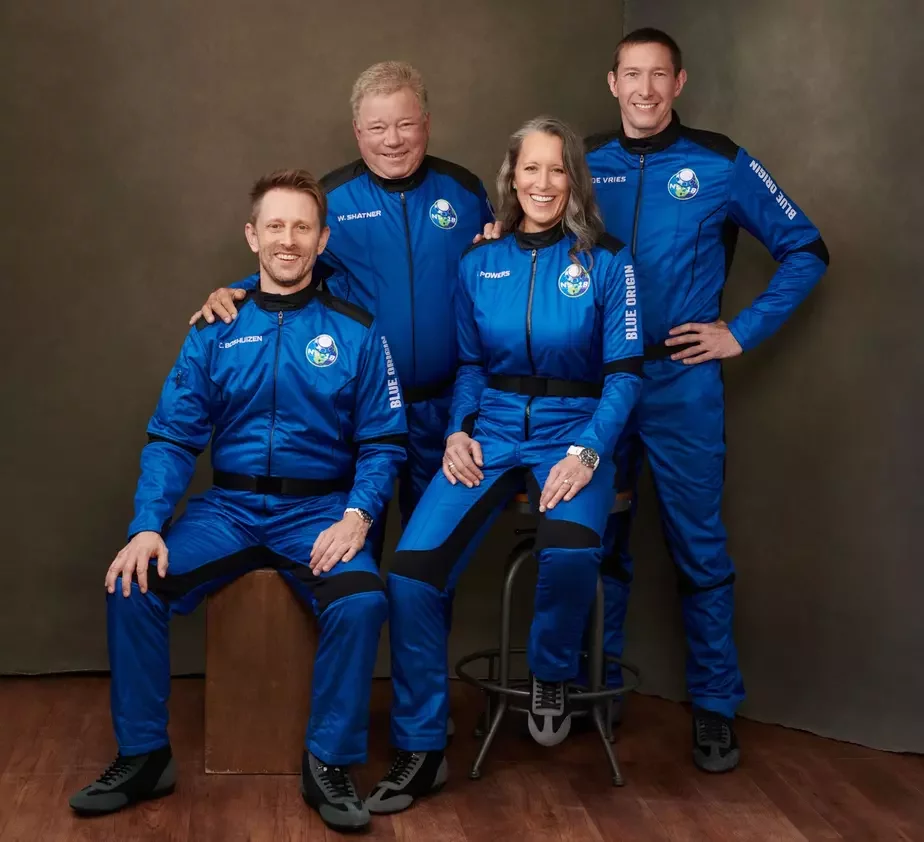Астронавты миссии New Shepard NS-18. Уильям Шетнер — второй слева. Фото blueorigin.com.